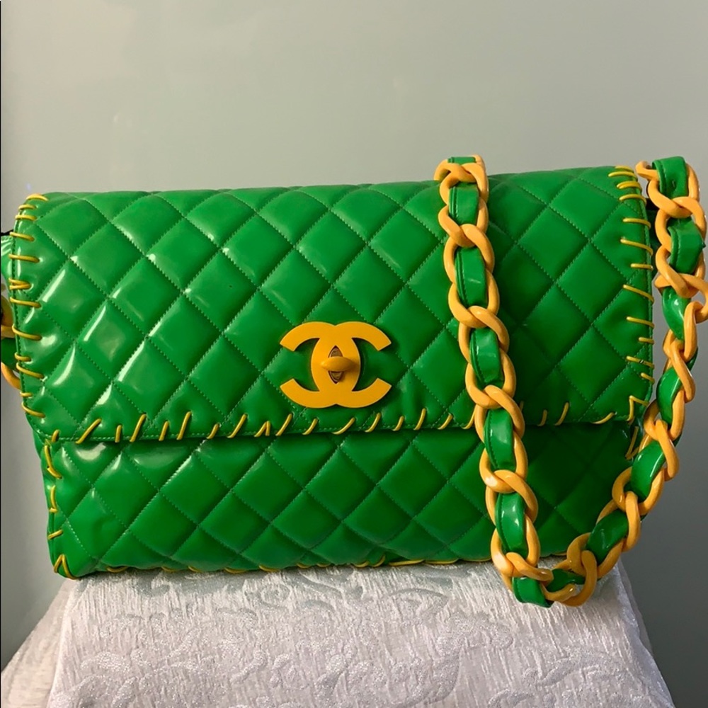 CHANEL Fashion Maxi Vernis Shoulder Bag